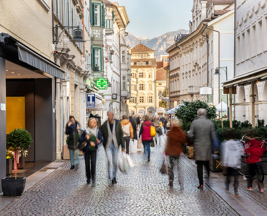vie del centro di Bolzano affollate di persone