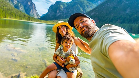 Famiglia in escursione in montagna con bambini