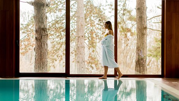 Donna in spa panoramica con vista sulle montagne innevate