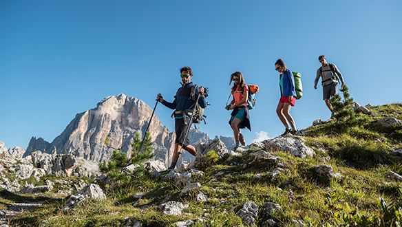Ciclista in mezzo al bosco su sentiero sterrato