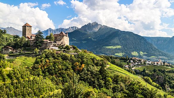 Torre medievale con tetto in legno nel centro storico alpino