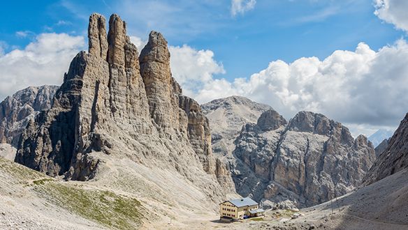 Vette frastagliate delle Dolomiti sotto cielo nuvoloso