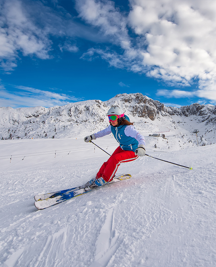 Skifahrerin im Skigebiet der Alpen