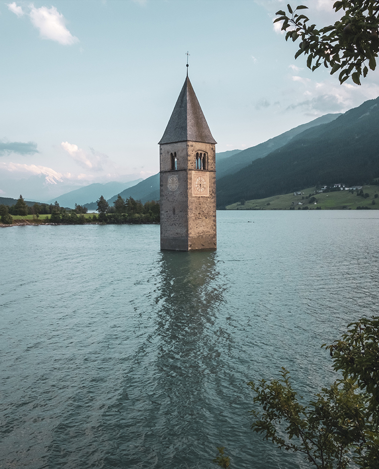Kirchturm im Wasser bei Graun in Vinschgau