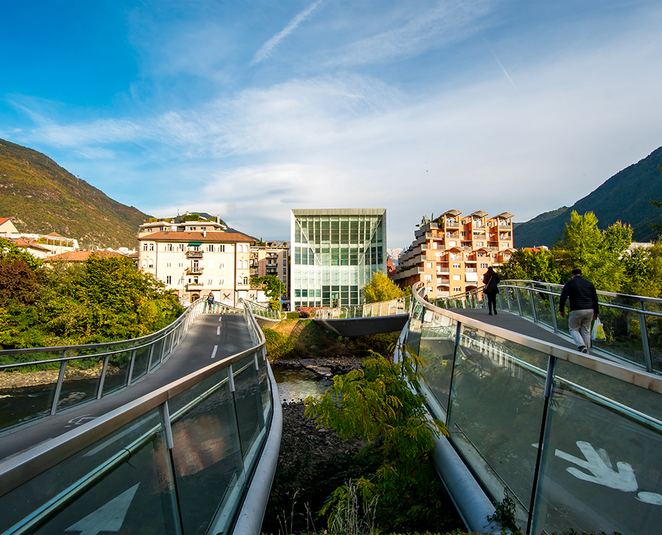 Radweg in Bozen mit Blick auf das Museum