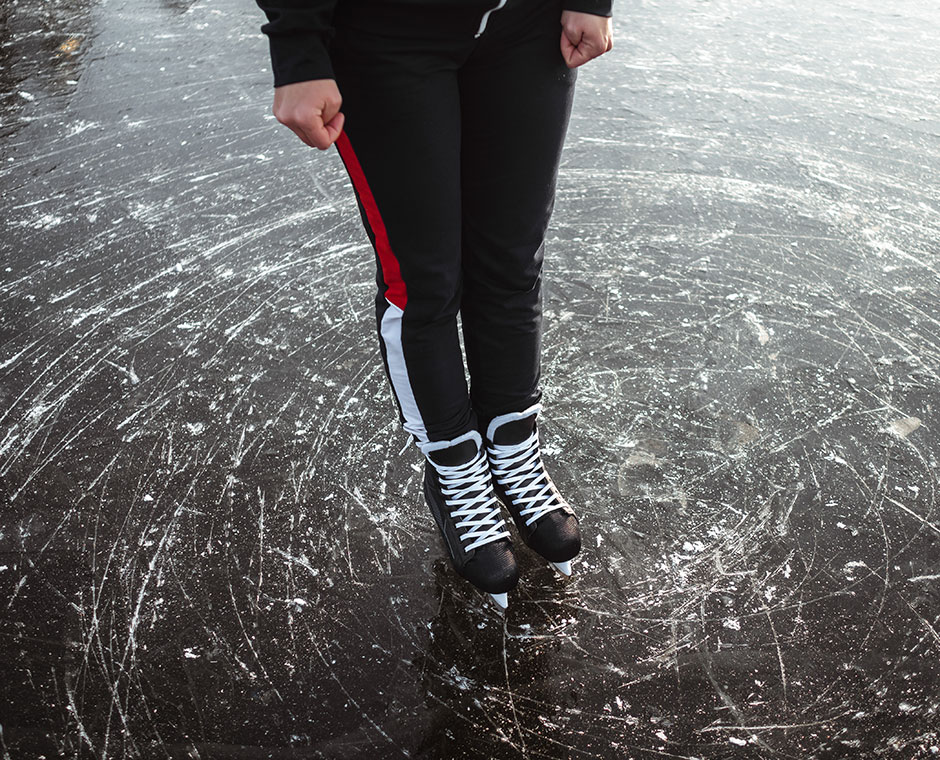 Eislaufen auf dem zugefrorenen Toblacher See