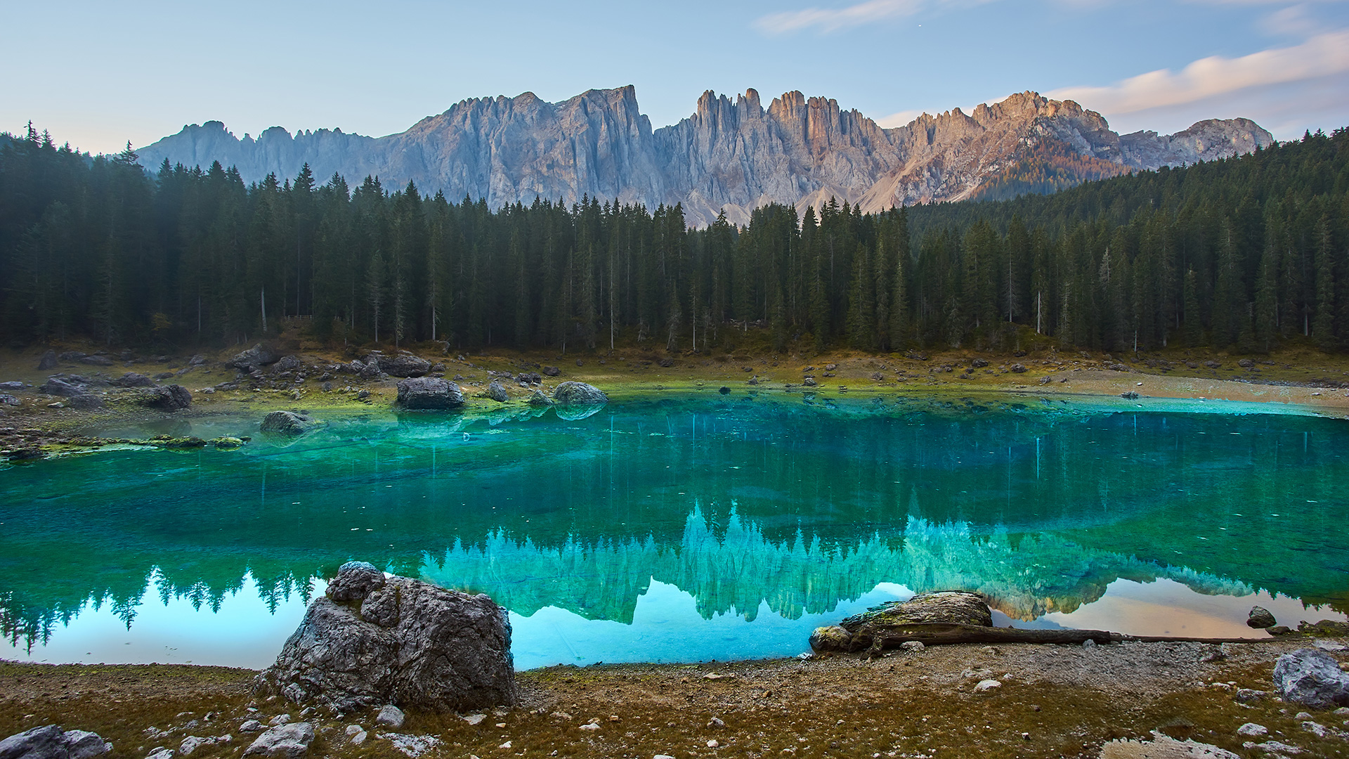 Lago di Carezza, Karersee e Monte Latemar, provincia di Bolzano, Alto Adige, Italia.