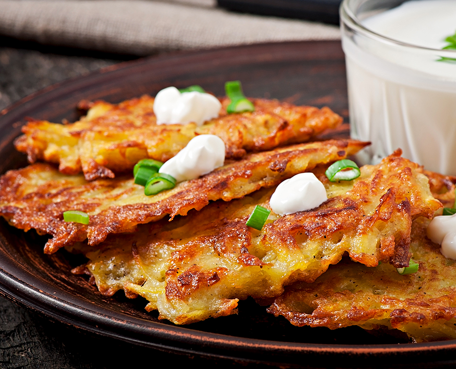 Frittelle di patate fritte su un vecchio sfondo di legno