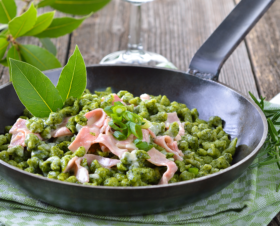 in una pentola spaetzle ai spinaci