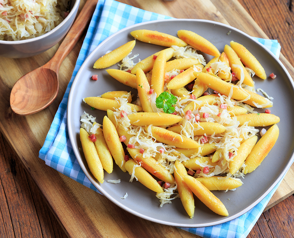 In un piatto Schupfnudeln con crauti