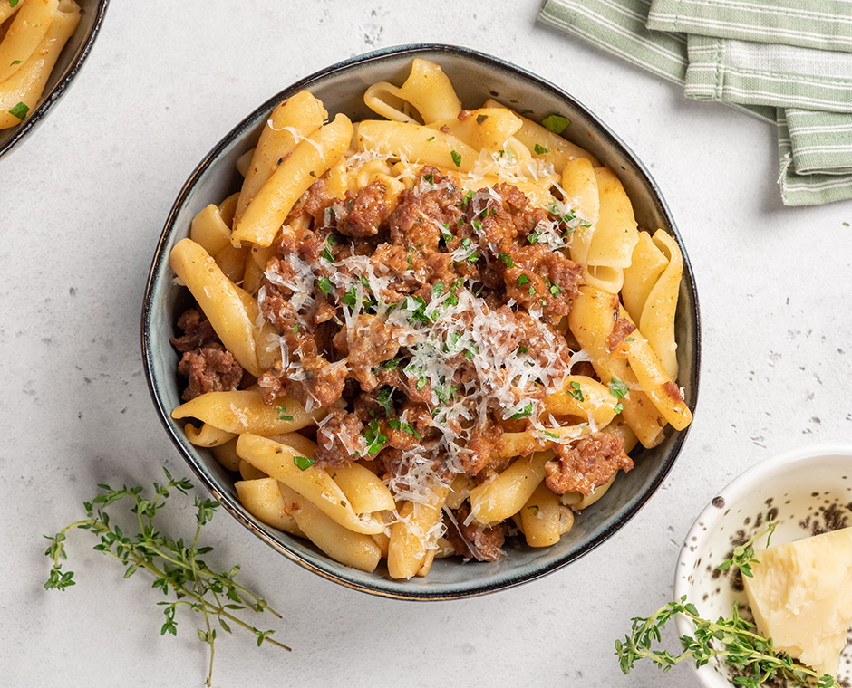 Pasta con carne e salsa di pomodoro alla pastora