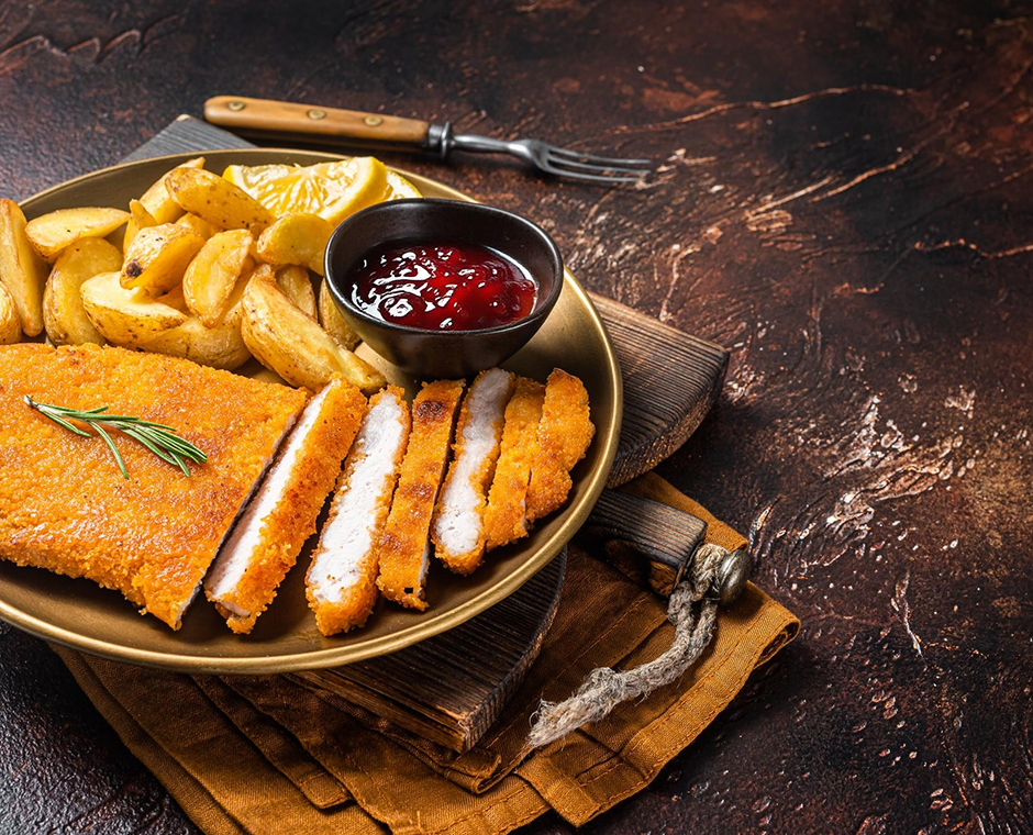 Un piatto con Wienerschnitzel con contorno