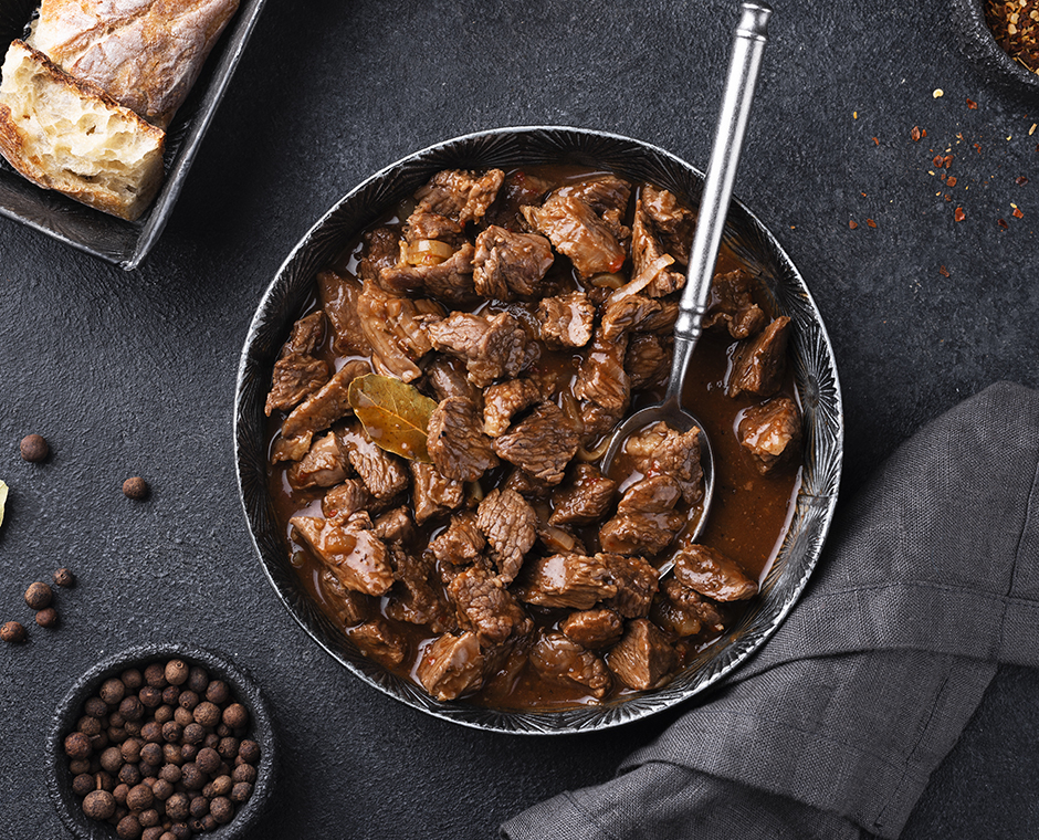 Un piatto con Gulasch di manzo