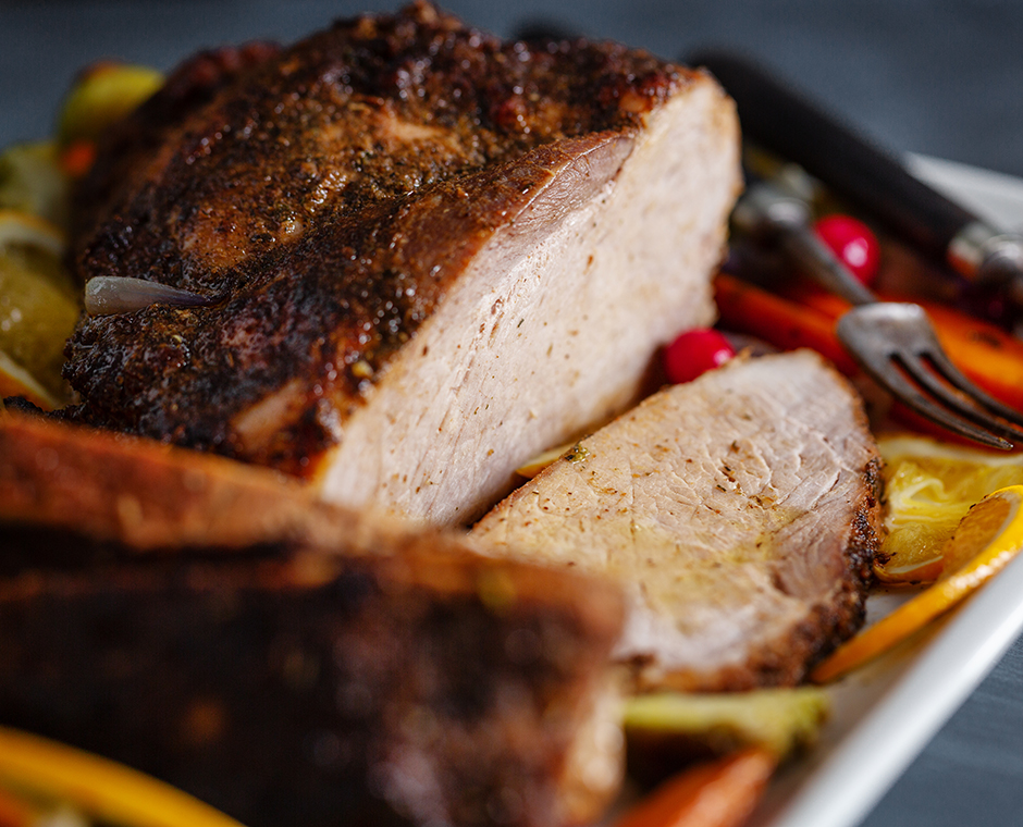 Gustoso e appetitoso arrosto di carne di maiale con verdure
