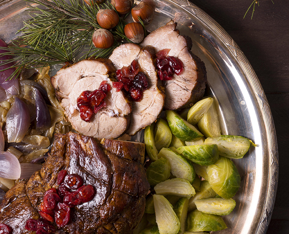 Un piatto con lombo cervo con contorni