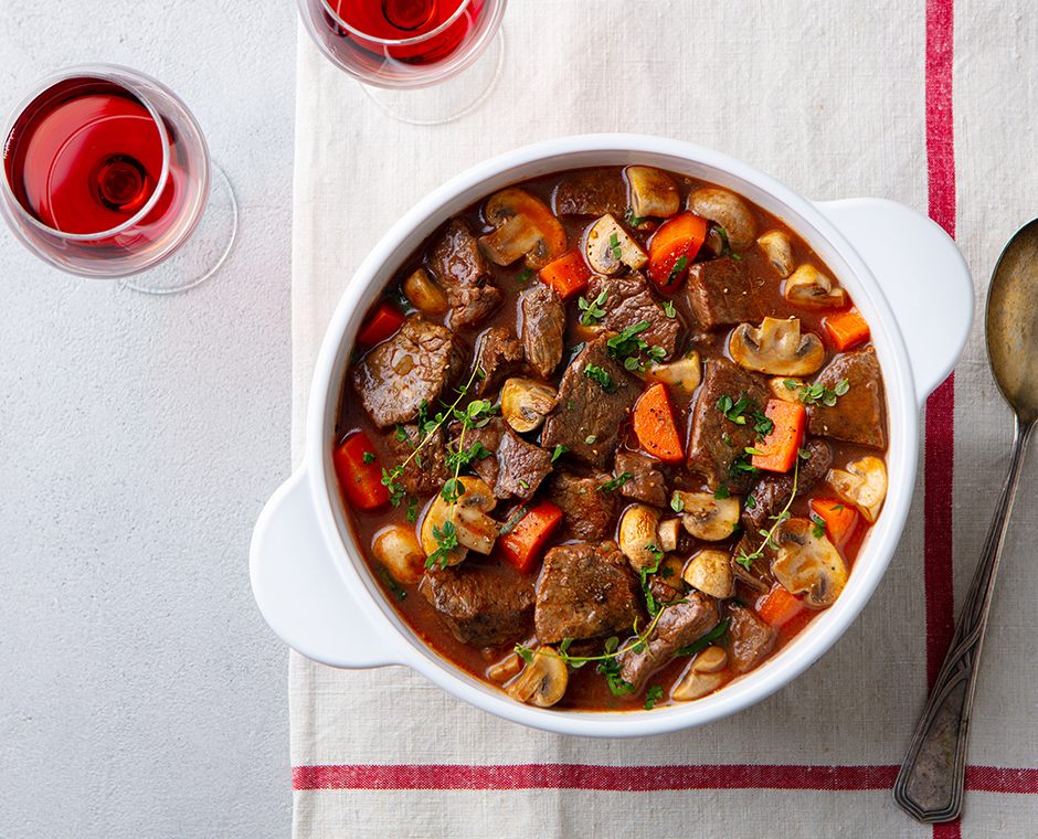 Stufato di manzo con verdure e vino rosso.