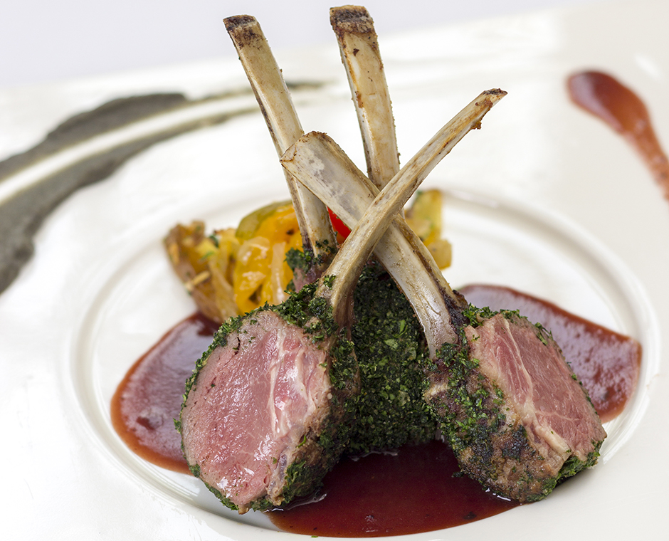 Un piatto di costolette di cervo con salsa d’uva