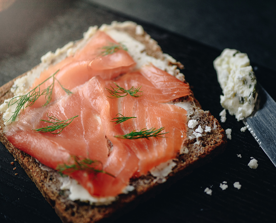 Un piatto di pesce trota affumicata