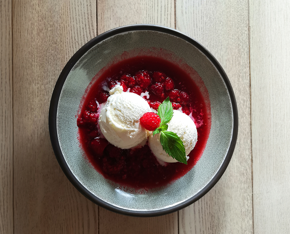 Gelato di vaniglia con salsa lamponi caldi