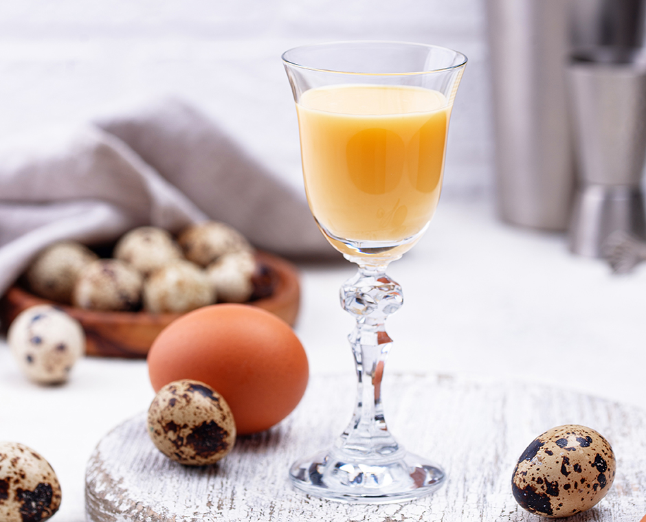 Bicchiere di liquore all'uovo