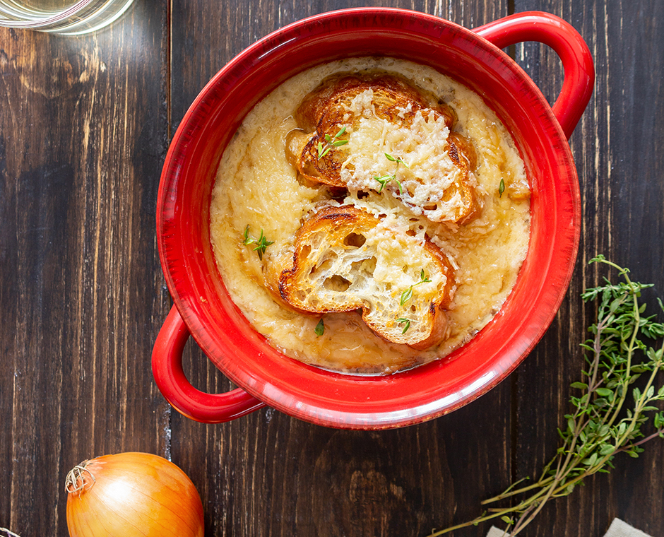 Zuppa di cipolle con pane tostato e formaggio.