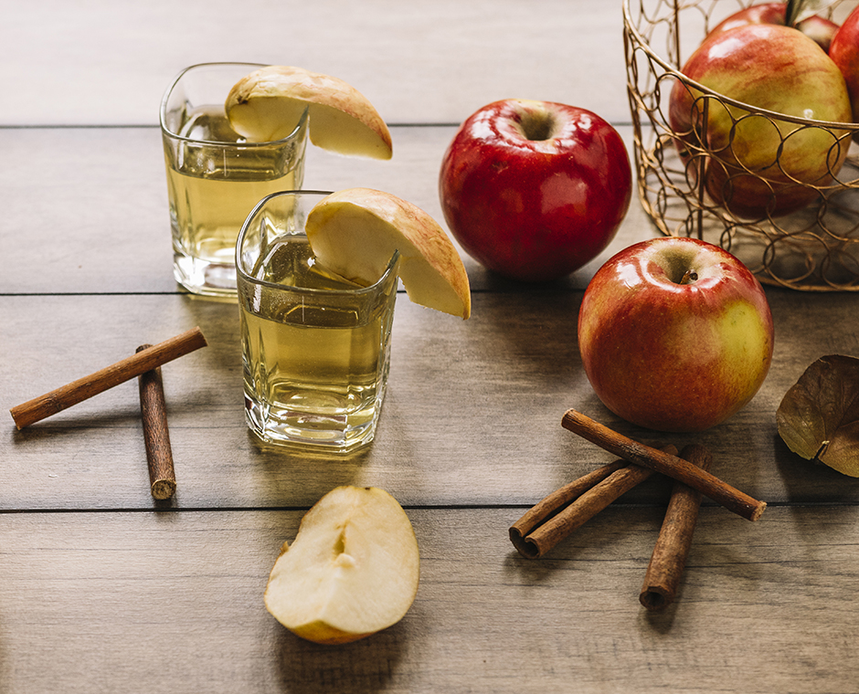 Due bicchieri di grappa mela sul tavolo