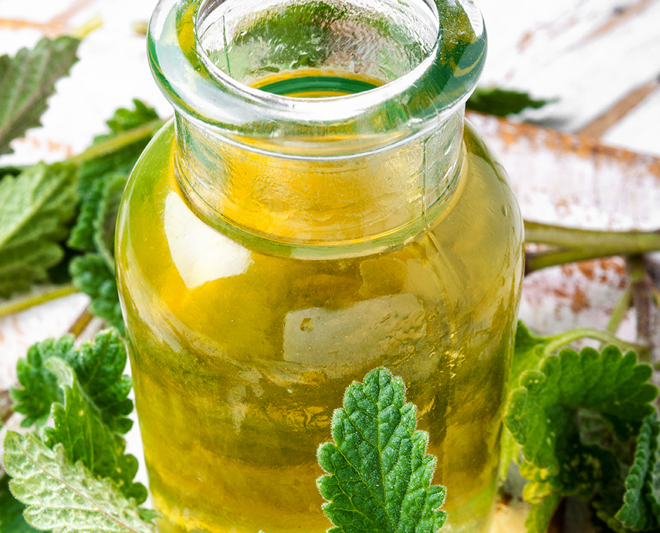 Una bottiglia di grappa di melissa