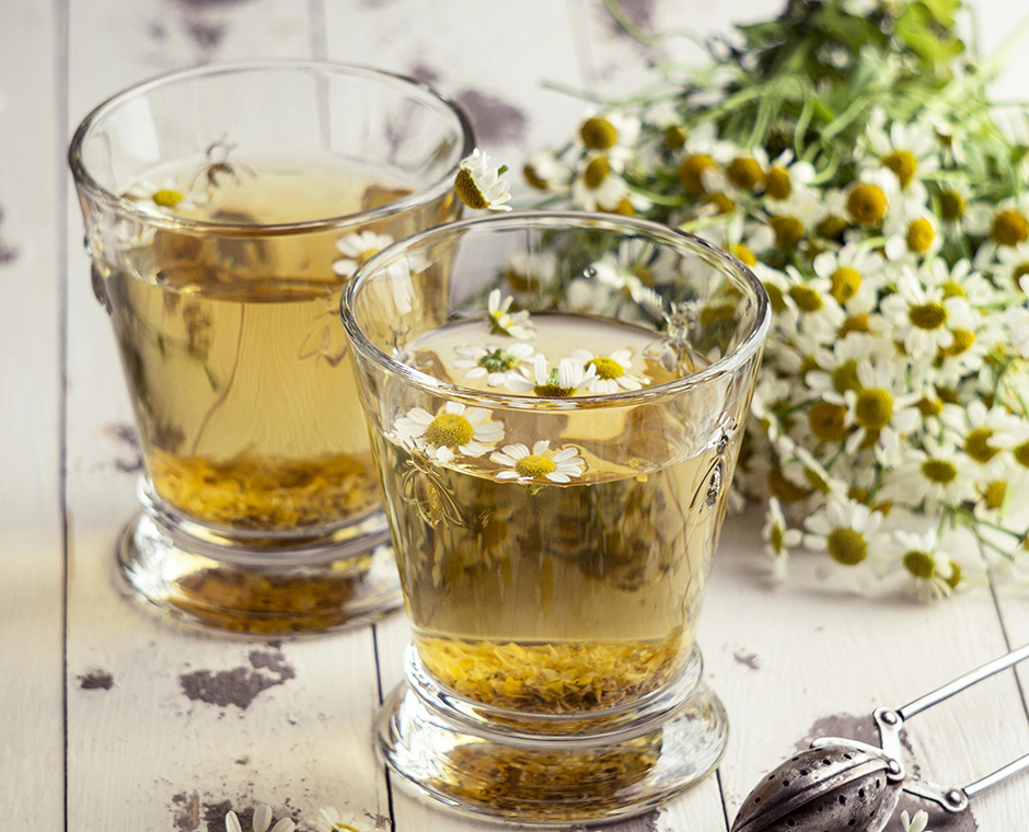 Due bicchieri di grappa alla camomilla