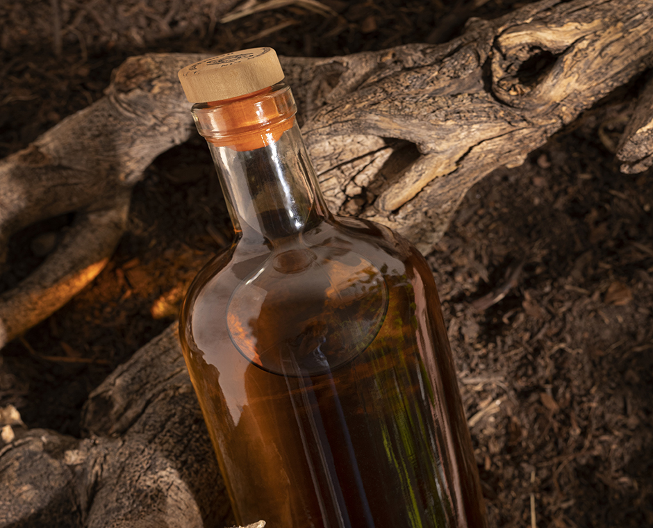 Una bottiglia di grappa alle noci