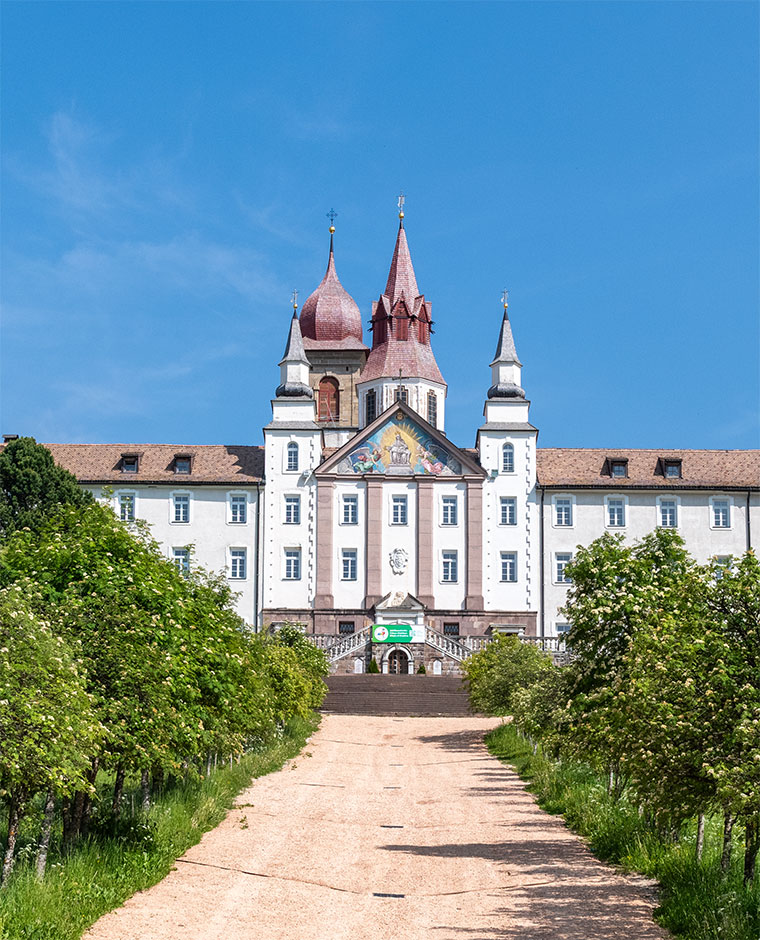 Eingangsbereich des Wallfahrtsortes Maria Weißenstein bei Aldein