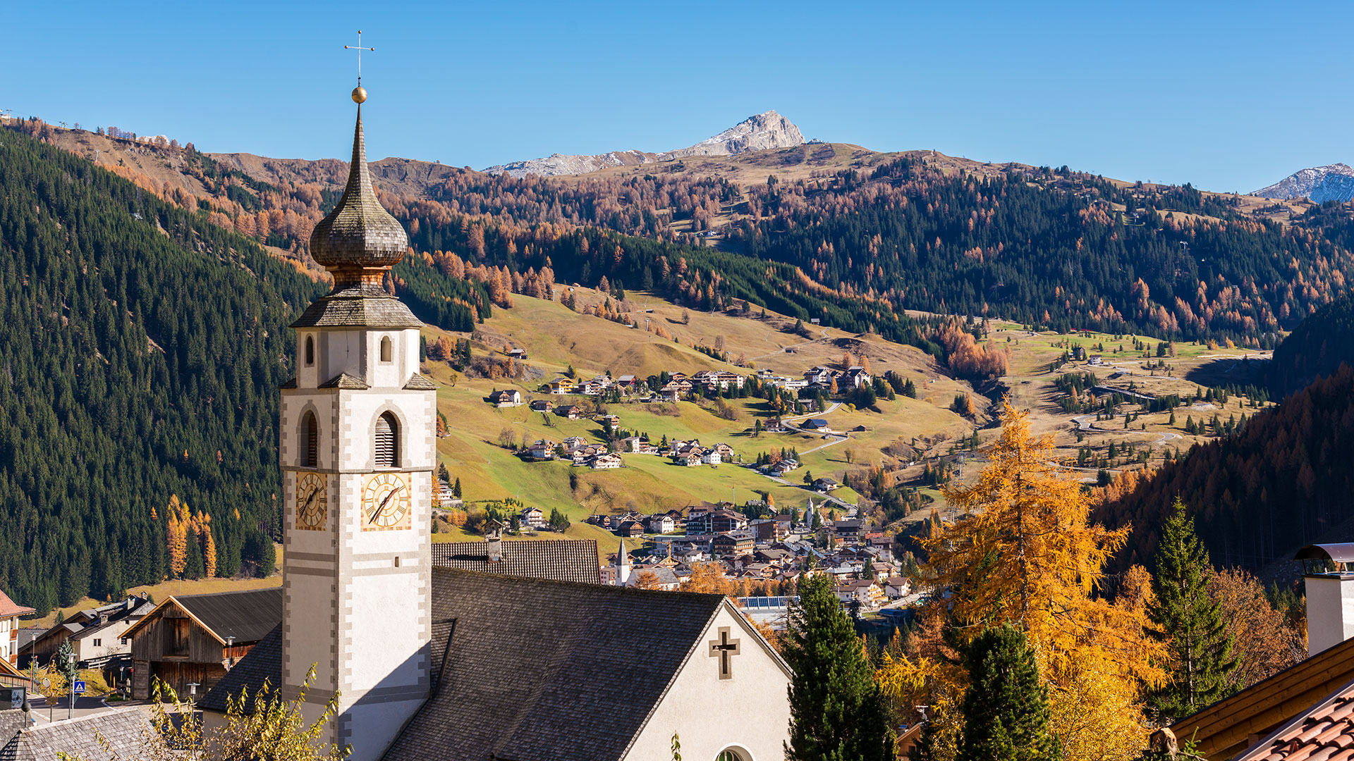 Blick auf Kirche und Landschaft in Colfosco
